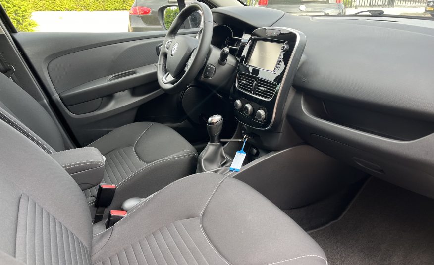 Renault Clio 0.9 TCE 5-Deurs Limited •Airconditioning / Navigatie / Parkeersensoren / LM-Velgen / Isofix / Winterbandenset• 1e Eigenaar & ZEER NETTE AUTO