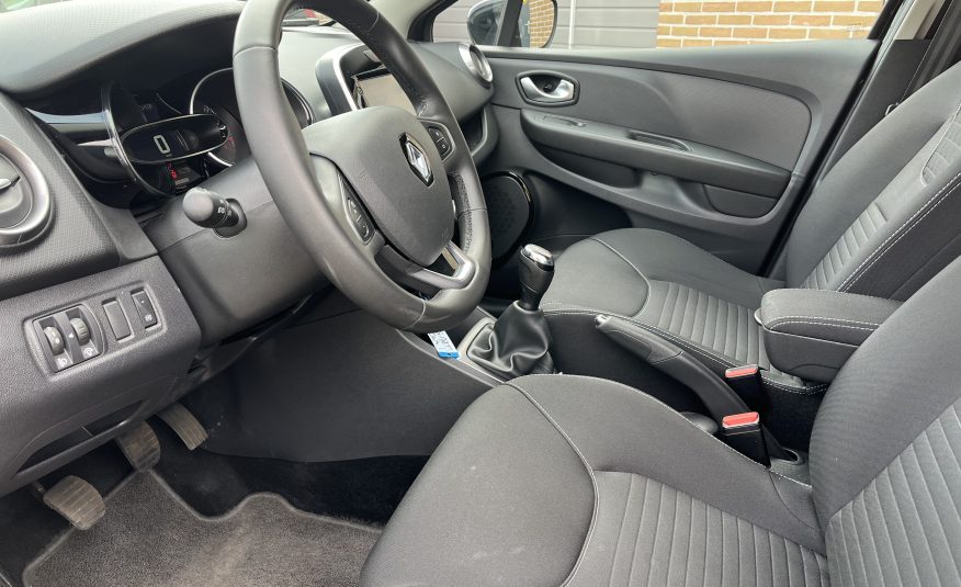 Renault Clio 0.9 TCE 5-Deurs Limited •Airconditioning / Navigatie / Parkeersensoren / LM-Velgen / Isofix / Winterbandenset• 1e Eigenaar & ZEER NETTE AUTO