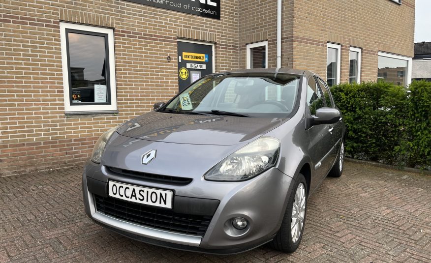 Renault Clio 1.2 16v Dynamique 5-Deurs •Airconditioning / Tom Tom Navigatie / 16” Lichtmetalen Velgen / Trekhaak • INCLUSIEF NIEUWE APK