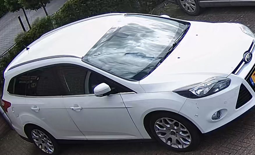 Ford Focus Wagon 1.0 Ecoboost Titanium •Automatische Airconditioning / Lichtmetalen Velgen / Parkeersensoren V+A / Privacy Glas / Wegklapbare Trekhaak / Keyless Entry• DEALER ONDERHOUDEN + NIEUWE DISTRIBUTIERIEM