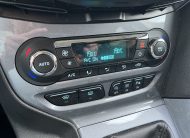 Ford Focus Wagon 1.0 Ecoboost Titanium •Automatische Airconditioning / Lichtmetalen Velgen / Parkeersensoren V+A / Privacy Glas / Wegklapbare Trekhaak / Keyless Entry• DEALER ONDERHOUDEN + NIEUWE DISTRIBUTIERIEM