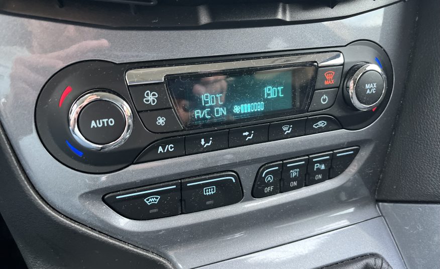 Ford Focus Wagon 1.0 Ecoboost Titanium •Automatische Airconditioning / Lichtmetalen Velgen / Parkeersensoren V+A / Privacy Glas / Wegklapbare Trekhaak / Keyless Entry• DEALER ONDERHOUDEN + NIEUWE DISTRIBUTIERIEM