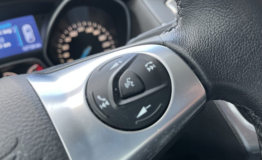 Ford Focus Wagon 1.0 Ecoboost Titanium •Automatische Airconditioning / Lichtmetalen Velgen / Parkeersensoren V+A / Privacy Glas / Wegklapbare Trekhaak / Keyless Entry• DEALER ONDERHOUDEN + NIEUWE DISTRIBUTIERIEM