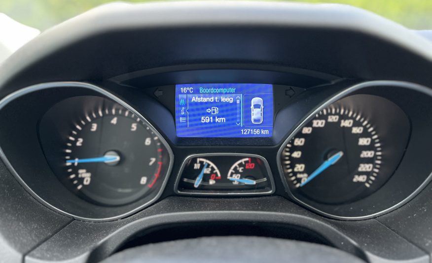 Ford Focus Wagon 1.0 Ecoboost Titanium •Automatische Airconditioning / Lichtmetalen Velgen / Parkeersensoren V+A / Privacy Glas / Wegklapbare Trekhaak / Keyless Entry• DEALER ONDERHOUDEN + NIEUWE DISTRIBUTIERIEM