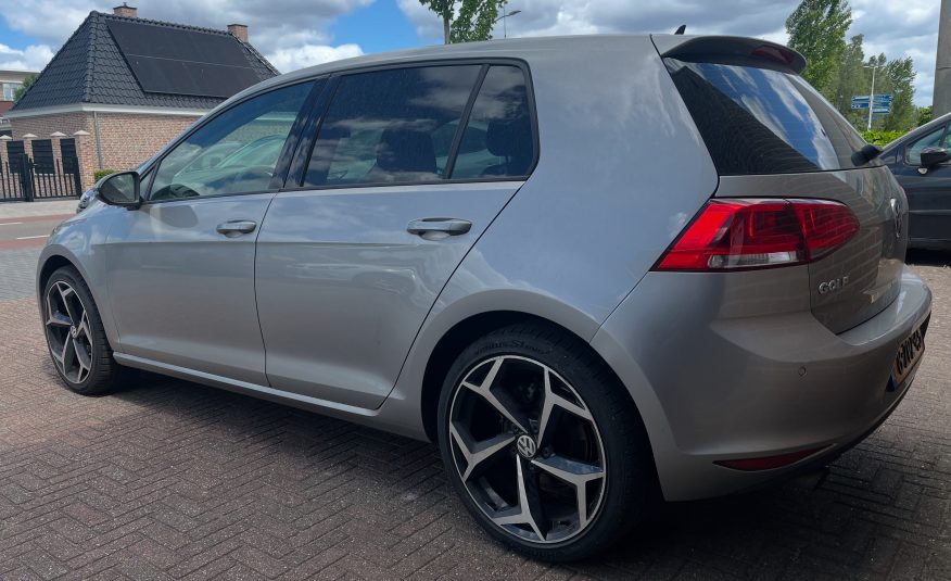 Volkswagen Golf 1.2 TSI 5-Deurs •18” Lichtmetalen Velgen / Navigatiesysteem / Parkeersensoren V+A / Cruise Control• NIEUWE KOPPELING