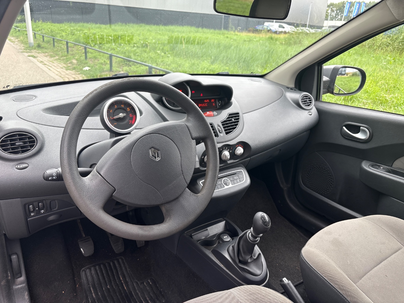 Renault Twingo 1.2 16v Collection •Airconditioning / All Season Banden / 14” Lichtmetalen Velgen / Achterspoiler• + NIEUWE APK 12-2026