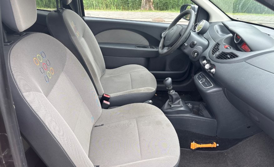 Renault Twingo 1.2 16v Collection •Airconditioning / All Season Banden / Lichtmetalen Velgen / Achterspoiler• + NIEUWE APK