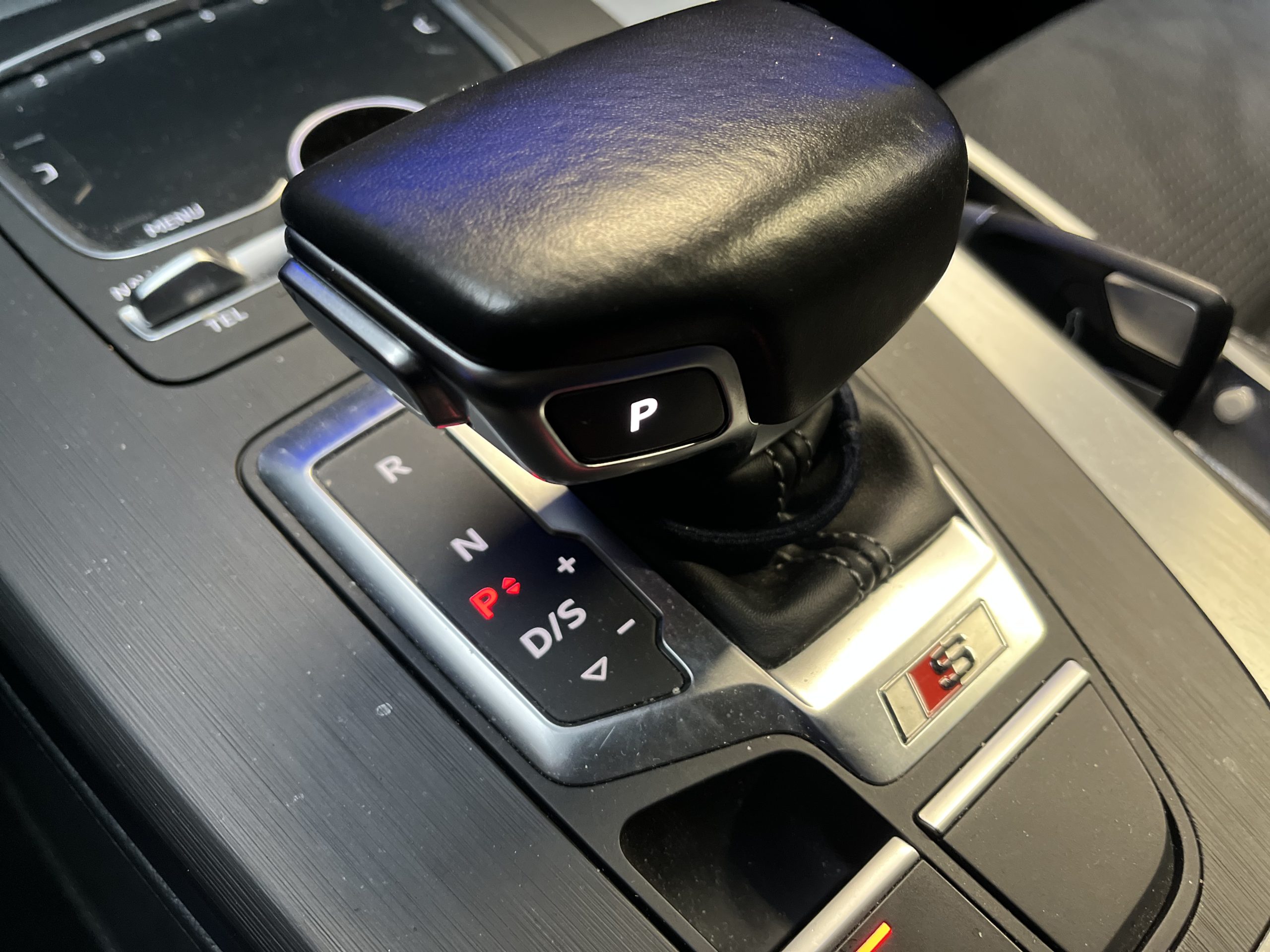 Audi SQ5 3.0 TFSI Quattro V6T S-Line 354PK •Automatische Airconditioning / Luchtvering / Alarminstallatie / 20” Lichtmetalen Velgen / Ambient Light / Trekhaak / Half Lederen Interieur & Alcantara / Navigatiesysteem / Audio Upgrade•