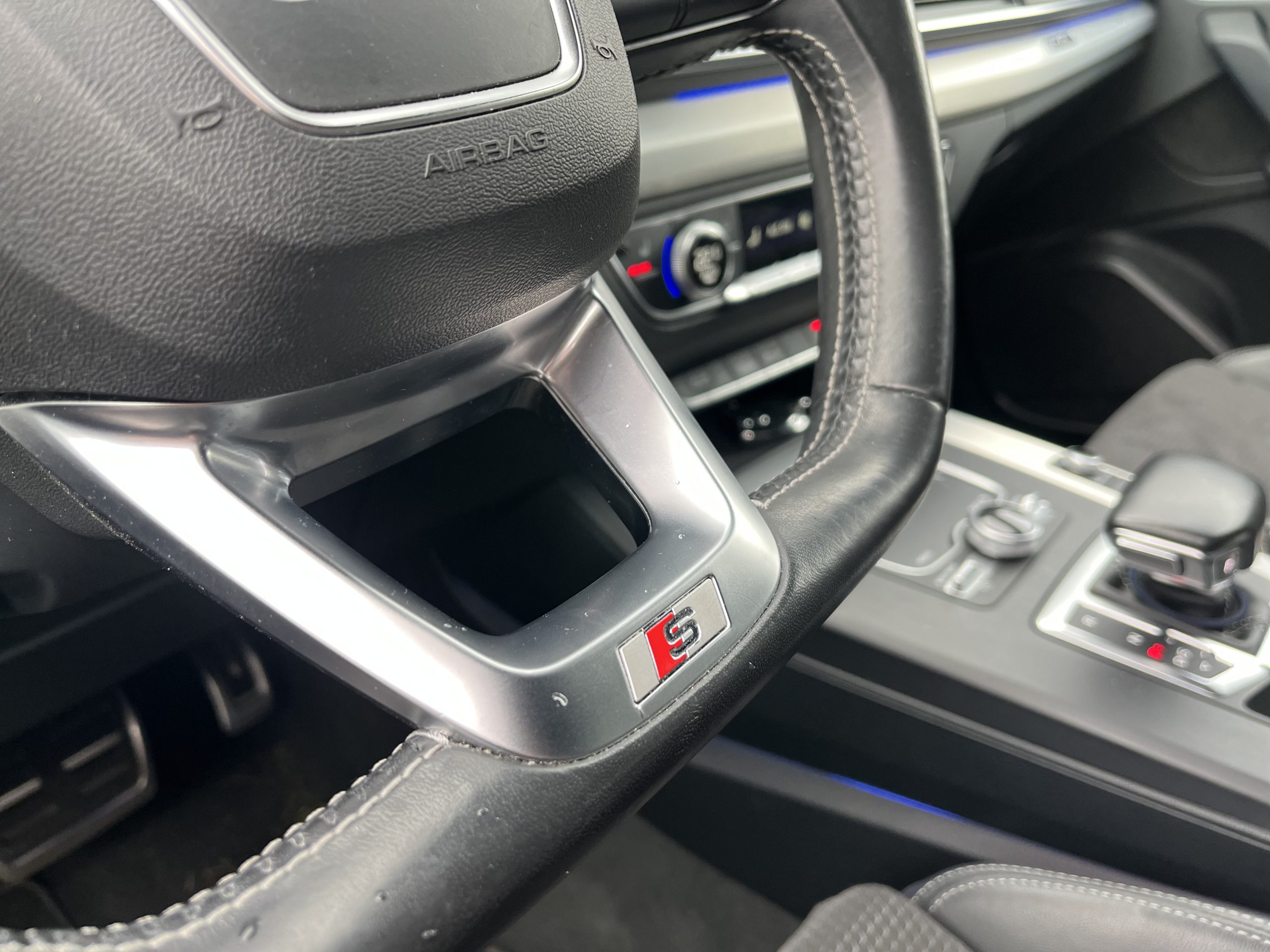 Audi SQ5 3.0 TFSI Quattro V6T S-Line 354PK •Automatische Airconditioning / Luchtvering / Alarminstallatie / 20” Lichtmetalen Velgen / Ambient Light / Trekhaak / Half Lederen Interieur & Alcantara / Navigatiesysteem / Audio Upgrade•
